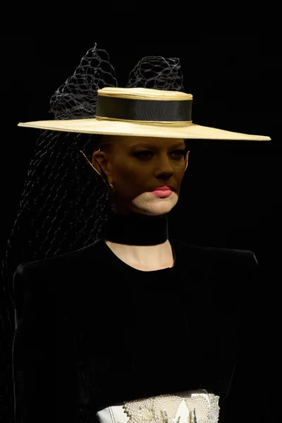 Look 16